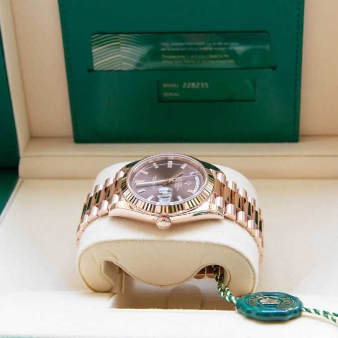Rolex Day-Date 40 Everose Gold Chocolate Baguette Dial – Montre Homme - Image 5