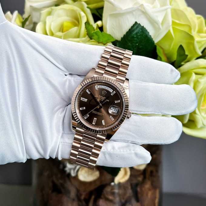 Rolex Day-Date 40 Everose Gold Chocolate Baguette Dial – Montre Homme - Image 4