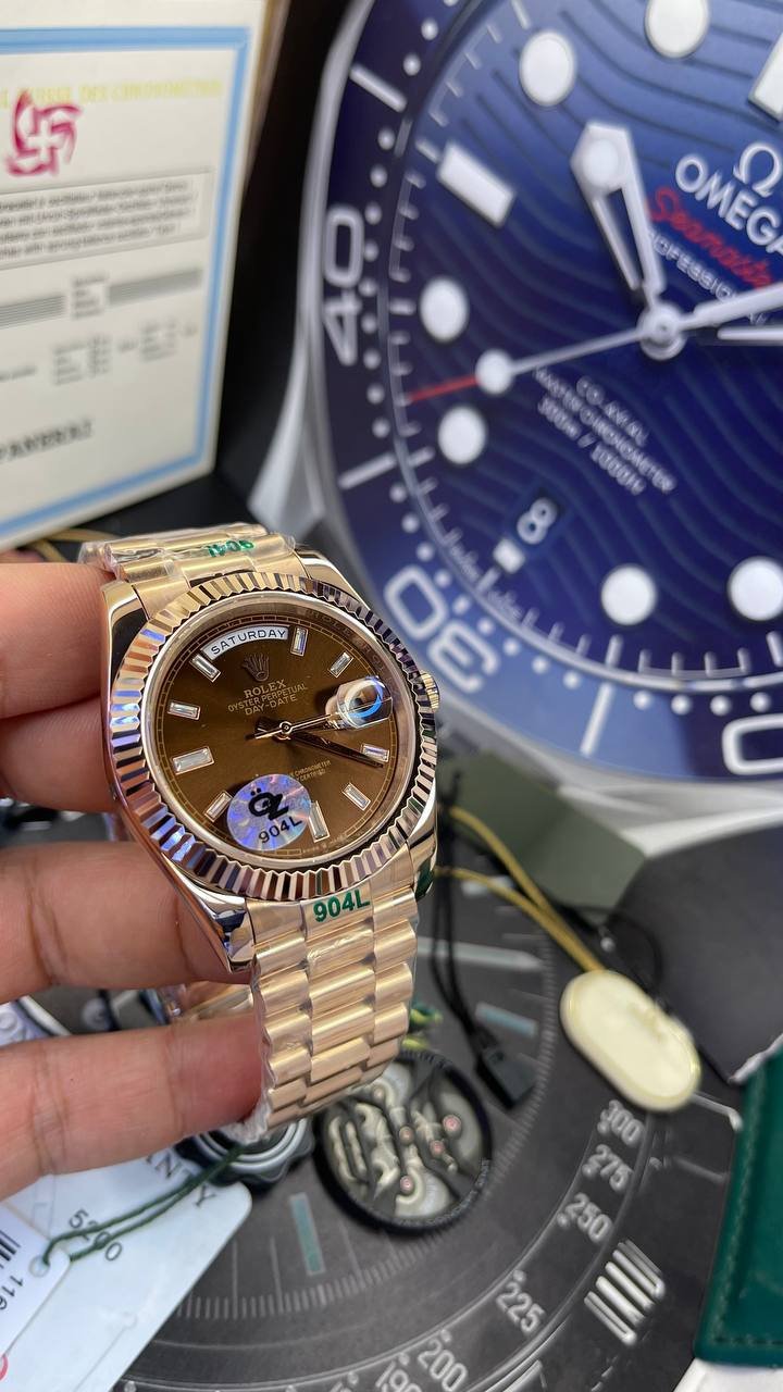 Rolex Day-Date 40 Everose Gold Chocolate Baguette Dial – Montre Homme - Image 6